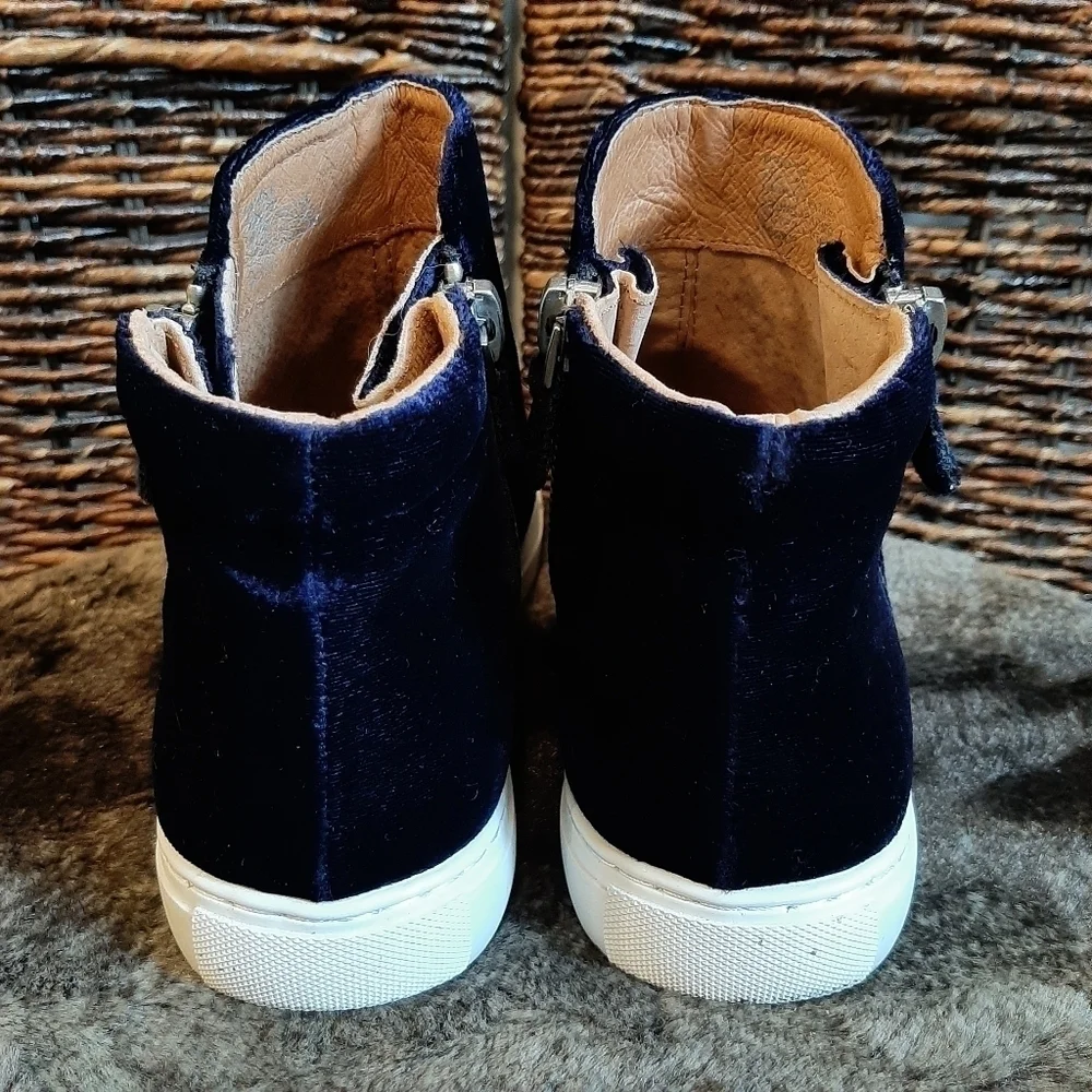 Gentle Souls by Kenneth Cole Women's Shoes Carole Velvet Leather Sneakers Blue 6